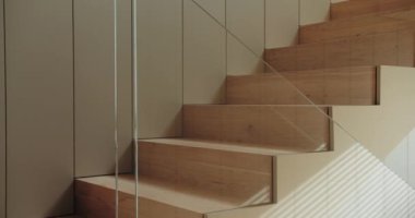 Zarif ahşap merdivenleri ve ince ışıklandırma efektleri olan modern bir evin minimalist iç çekimleri zarif mimari güzellikleri sergiliyor. Modern Minimalist Ev İçi Zarif Ahşap Merdivenler