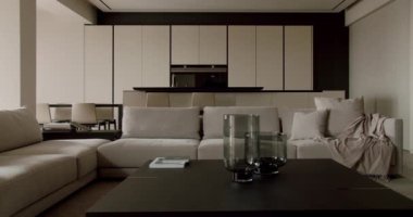 Tarafsız renk paleti, zarif mobilyaları ve temiz çizgileri olan minimalist bir tasarımı olan şık bir oturma odası. Bu resim modern ev dekorasyonunu betimlemektedir. Tarafsız Tonlar ile Modern Oturma Odası Tasarımı