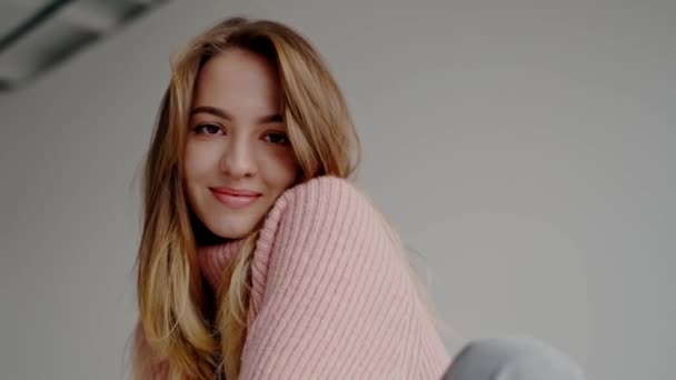 Egy Fiatal Örömteli Portréja Egy Kényelmes Rózsaszín Pulóverben Melegen Mosolyogva — Stock videók