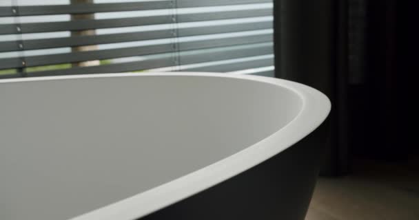 Close View Sleek Modern Bathtub Luxurious Bathroom Setting Natural Light — Vídeo de Stock