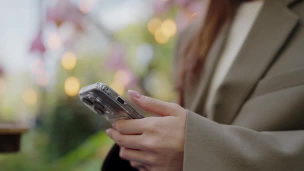 Close Young Womans Hands Holding Smartphone Blurred City Park Lights — Vídeo de Stock