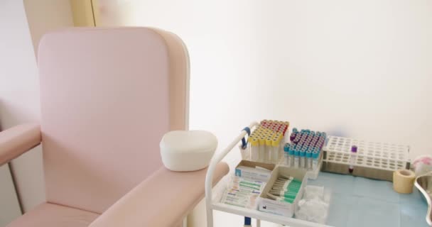 Neatly Equipped Medical Office Featuring Pink Patient Chair Next Tray — Vídeo de Stock