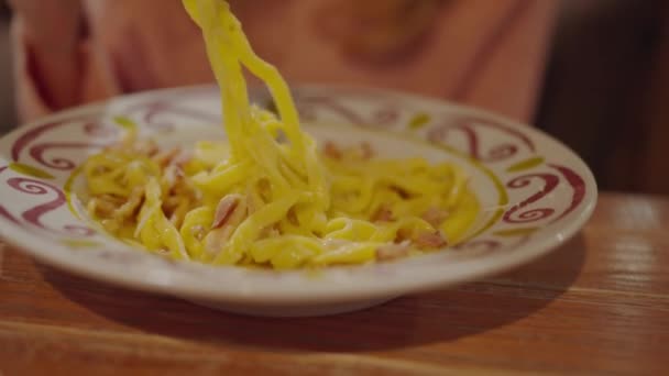 意大利面食 餐馆里的食物 味道鲜美意大利面卷心菜火腿芝士 煮外卖意大利面 意大利菜 食品背景 意大利面Carbonara奶酪Parmesan白碗特写 — 图库视频影像