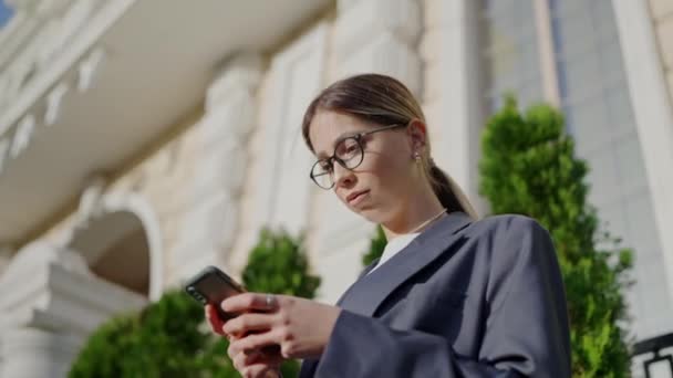 Young Professional Woman Dressed Business Suit Using Her Smartphone Focused — Vídeos de Stock