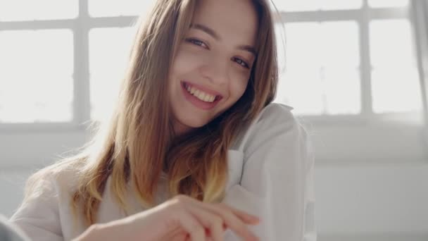 Portret Van Een Vrolijke Jonge Vrouw Met Een Stralende Glimlach — Stockvideo
