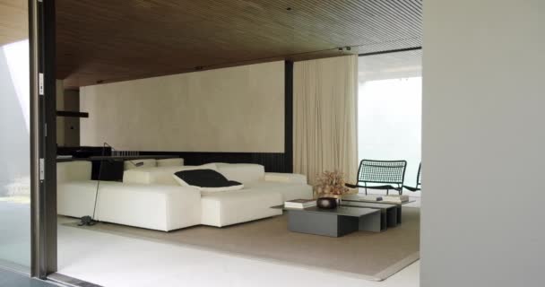 Stylish Modern Living Room Boasting Minimalist Design White Sectional Sofa — Videoclip de stoc