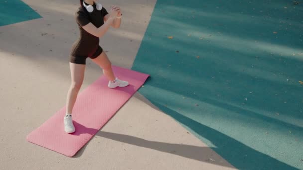 Fokuseret Ung Kvinde Atletisk Slid Praksis Lunger Lyserød Yogamåtte Solrig Stock-optagelser