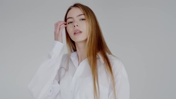 Vážná Mladá Žena Bílé Košili Vyzařující Eleganci Sebevědomí Pózuje Neutrálním — Stock video