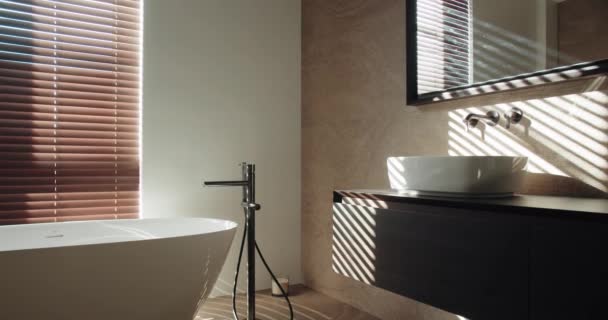 Contemporary Bathroom Showcasing Freestanding Bathtub Vessel Sink Sunlight Filtering Blinds — Vídeo de Stock