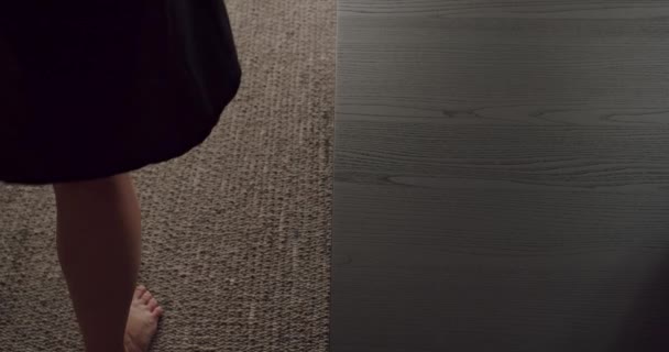 부드러운 표면으로 카펫을 소녀의 맨발을 포착하는 단순하면서도 회피적인 이미지 텍스처 — 비디오