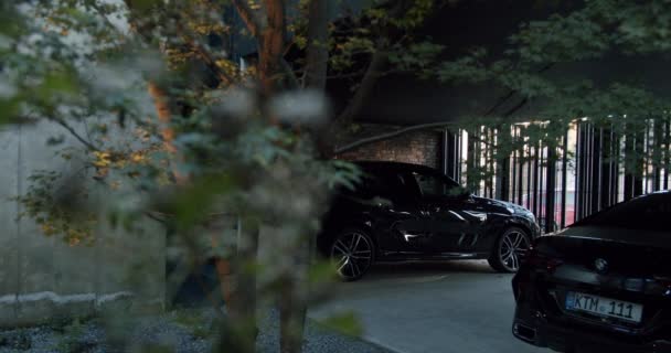 Stylowy Czarny Samochód Zaparkowany Nowoczesnym Słabo Oświetlonym Podziemnym Parkingu Pod — Wideo stockowe
