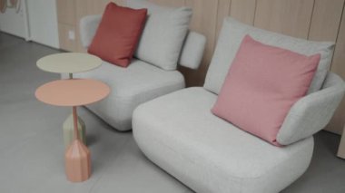 Rahat Tekstil Kanepesi. Minimalist gri kumaş kanepe. Modern ve rahat bir ev. Lüks daire. Rahat çatı katında modern mobilyalar. Modern ve basit kanepe. Modern Oturma Odası İçi.