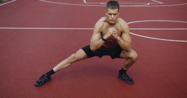 Formda kalmak için günlük egzersiz. Fitness Spor Sokağı Antrenmanı. Halka açık spor salonunda kaslı ve sağlıklı bir adam barfiks çekiyor. Güç, motivasyon. Açık hava spor salonu. Güçlü Sporcu Çocuk Eğitimi Tek Başına.