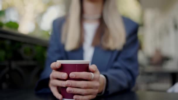 Stilfuld Ung Kvinde Drikker Kaffe Mens Hun Sidder Udendørs Hun Stock-video