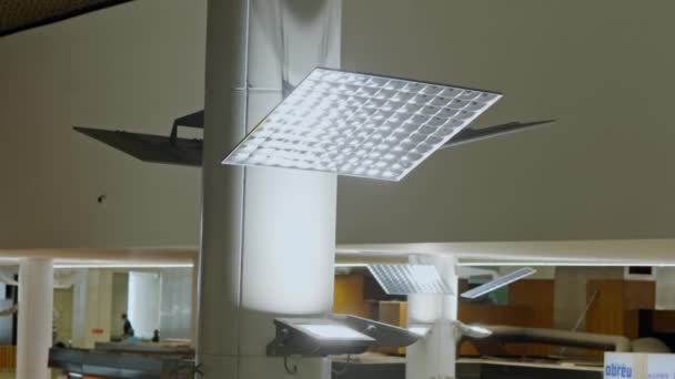 Zbliżenie Miejskich Potężne Lampy Led Lotnisku Jasne Światło Nowoczesnego Projektora — Wideo stockowe