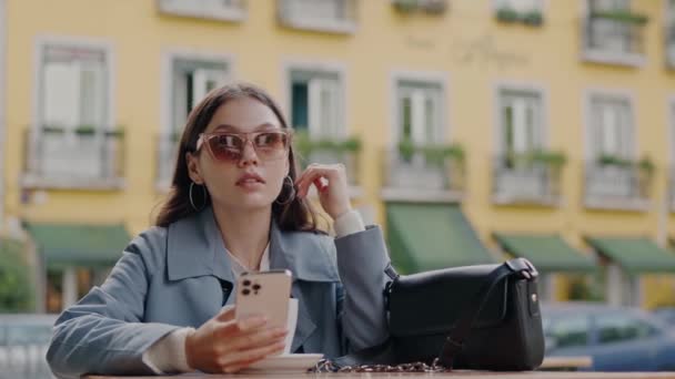 Glædelig Kvinde Skyttegrav Frakke Bruger Sin Smartphone Vinker Til Taxa Royaltyfrie stock-videoer