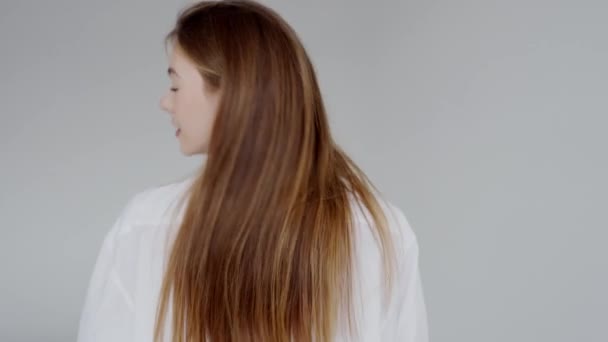 Portræt Attraktiv Ung Kvinde Iført Hvid Skjorte Smilende Med Tillid Royaltyfrie stock-optagelser