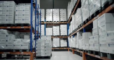 Endüstri iç depolama odası. Lojistik merkezi raflarla dolu, çok sayıda deste var. İçinde karton kutular olan bir depo. Palet raflarında, lojistik merkezde. büyük modern depo.