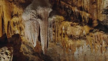Portekiz mağarasında çarpıcı Stalactites ve Stalagmitler. Portekiz 'deki bir mağaranın çarpıcı güzelliğini keşfedin. Görkemli sarkıtlar ve zengin, dünyevi tonlarda oluşumlar..