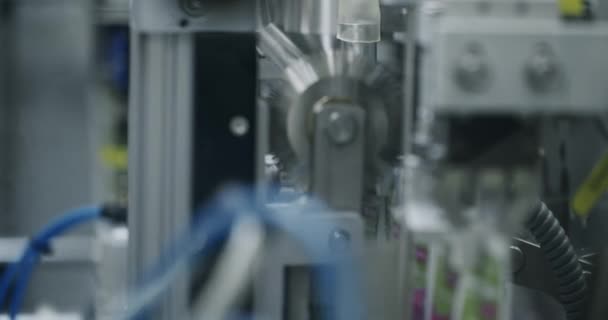 Производственная Линия Медицинской Фабрике Роботизированная Рука Положила Пакет Лекарств Конвейер — стоковое видео
