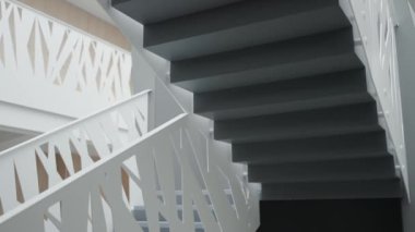 Çatı katının modern iç mekanı. Ahşap siyah merdivenler. Modern Minimalist oturma odası. Çağdaş iç tasarım elementleri. Siyah beyaz merdivenleri olan modern bir daire..
