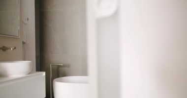 Modern minimalist iç mekanlarda banyo içinde şeffaf kapılar açılır. Sürgülü Kapılı Modern İç Tasarım. Yaşam tarzı. Minimalist beyaz küvet. Temiz oda ve rahat bir daire.. 