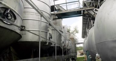 Şarap fermantasyonu için büyük çelik fıçılar. Şarap üretim tesisi. Çelik şarap damıtma tankları. Alkol üretim konsepti. Modern şarap imalathanesi ya da şaraphane.