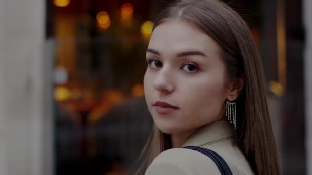 Portrait Young Woman City Environment Looking Distance Her Expression Introspective — стоковое видео