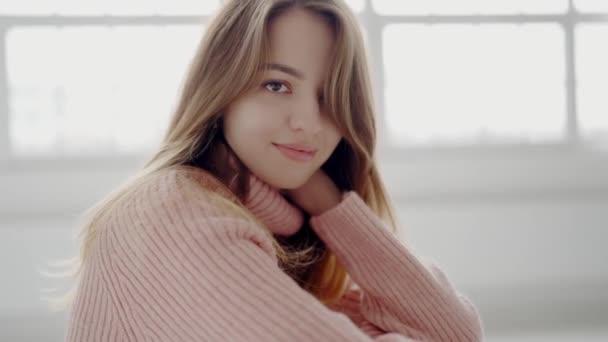 Young Woman Long Hair Poses Cozy Pink Sweater Showcasing Soft — ストック動画