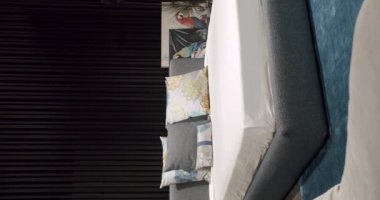 Modern Hotel Yatak Odası İçi ve Yastıklı Yatak. Kral yatağı olan zarif ve basit bir yatak odası. İçi ahşap kaplamalı. Gayrimenkul. Vercial video.