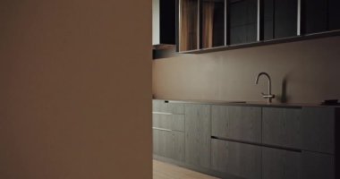 Minimalist gri ve kahverengi renk paleti olan lüks bir evde modern bir mutfak. Temiz hatlar ve pürüzsüz bir tezgah. Modern Mutfak İçi Zarif Minimalist Tasarım