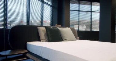 Zarif iç tasarım. Minimalist yatak odası. Modern Hotel Yatak Odası İçi ve Yastıklı Yatak. Minimalist İskandinav tarzı iç mekan. Mobilyalı modern lüks yatak odası..