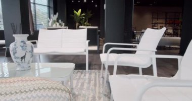 Minimalist sandalyesi ve masası olan beyaz teras mobilyası. Bahçe mobilyaları, Modern Lüks Villa. Minimalist daire. Açık masa ve bahçe parkı için sandalyeler. Lüks villa için modern sandalyeler.