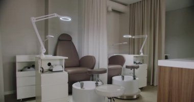 Modern ekipmanların, rahat sandalyelerin ve rahatlatıcı bir ambiyansın olduğu şık ve şık bir manikür salonu. Güzellik ve rahatlama için ideal..