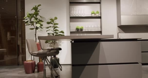Modern Grijs Wit Keukenmeubilair Met Marmeren Tafel Elegantie Comfortabel Huis — Stockvideo