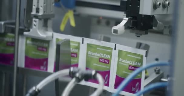 Línea Fabricación Fábrica Médica Brazo Robótico Poner Paquete Medicamentos Cinta — Vídeos de Stock