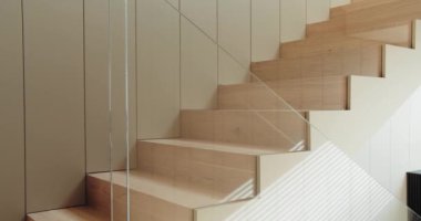 Çağdaş bir evde minimalist tasarım özelliklerine sahip, parlak, modern, ahşap bir merdiven, temiz çizgiler ve doğal ışık sergiliyor. Modern Minimalist Merdiven Çağdaş Ev İçi