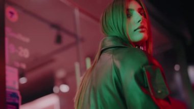 Renkli Filtrede Kameraya Bakan Kızın Portresi. Lüks kadın portresi. Alacakaranlık Sokağı 'ndaki lüks kadının portresi. Çekici bir kadın portresi. Model pozu şehir caddesi. Yavaş çekim.