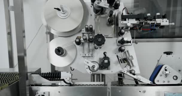 药品的自动化生产 制药工厂的制药生产线 药品生产线 药厂制药行业的生产设备 — 图库视频影像