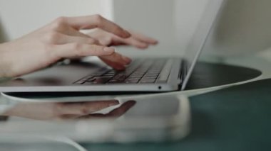 Bilgisayarlı klavyede el yazısını gösteren yakın plan görüntü modern ofis işlerini, teknolojiyi ve üretkenliği temsil ediyor. Ofiste ya da Çalışma Alanında Dizüstü bilgisayarda Yazan Ellerin Kapanışı
