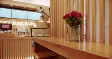 Sandalyesi ve masası olan modern minimalist bir kafe. Müşteri kabul etmek için ahşap tezgah. Ahşap iç kısımdaki modern restoran kafesi. Tahta çizgiler, tahta duvar..