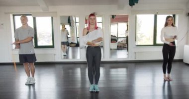 Atlama halatlarıyla egzersiz yapan sporcular. aktif, formda, sportif ve sağlıklı yaşam tarzı, spor konsepti egzersizi. Yoğun Çapraz Fitness Eğitim Programı. Atlama İpiyle Egzersiz.