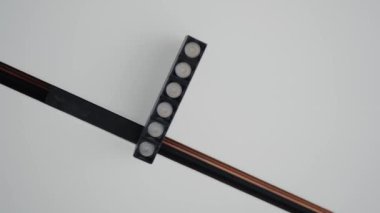 Beyaz arka planda minimal siyah ve kahverengi bir tasarımı olan modern LED tavan lambası. Minimalist Tasarımda Çoklu LED Ampullü Modern Tavan Aşımı