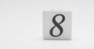Minimalist beyaz blok düz beyaz arka planda sekiz numarayı gösteriyor. Eğitici, sayısal ve yaratıcı projeler için mükemmel. Beyaz Arkaplanda 8 Numaralı Beyaz Blok