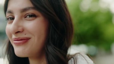 Bu resim, doğal güzellikte gülümseyen bir kadının, mutluluk ve pozitiflik saçan yakın plan bir portresini çeker. Açık hava ortamı ferahlatıcı bir dokunuş katıyor. Doğal Güzelliği Olan Gülümseyen Kadın