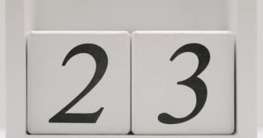 23 numarayı gösteren ahşap takvim bloklarının yakın çekimi. Randevu temaları, etkinlik duyuruları ve geri sayımlar için mükemmel. 23 Numaralı Tahta Takvim Bloklarının Kapanışı