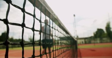 Arkadaşlar güzel ve eğlenceli bir maçtan sonra mutlu olurlar. Çak bakalım. Takım çalışması. Hafta sonları ve pazar günleri dinlenmek için. Arkadaşlarla aktif spor oyunu. Tenis oyuncusu iş başında. Tenis maçı.