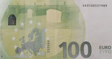 Arka tarafta 100 Euro 'luk zoom hareketi var. 100 Euro nakit makro görüntü. Euro banknotunun Macro 'su. Avro parası yakın plan. Konsept Finans İş Yatırımı Başarı. Finansal başarı.