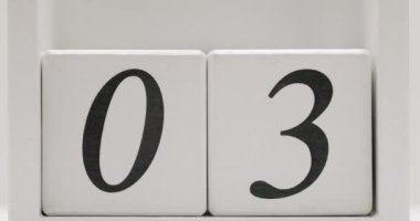 Beyaz bloklarda gösterilen 03 sayısının yakın plan görüntüsü. Takvimler, tarih işaretleyiciler ve sayısal çizimler için mükemmel. Tarih 03 Beyaz Arkaplanda Bloklar