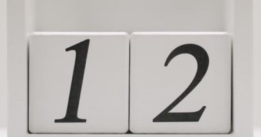 Beyaz tahta bloklar 1 ve 2 numaralarını minimalist bir şekilde gösteriyor. Geri sayımlar, takvimler ya da eğitim için mükemmel. Bir ve İki Numaralı Minimalist Ahşap Bloklar